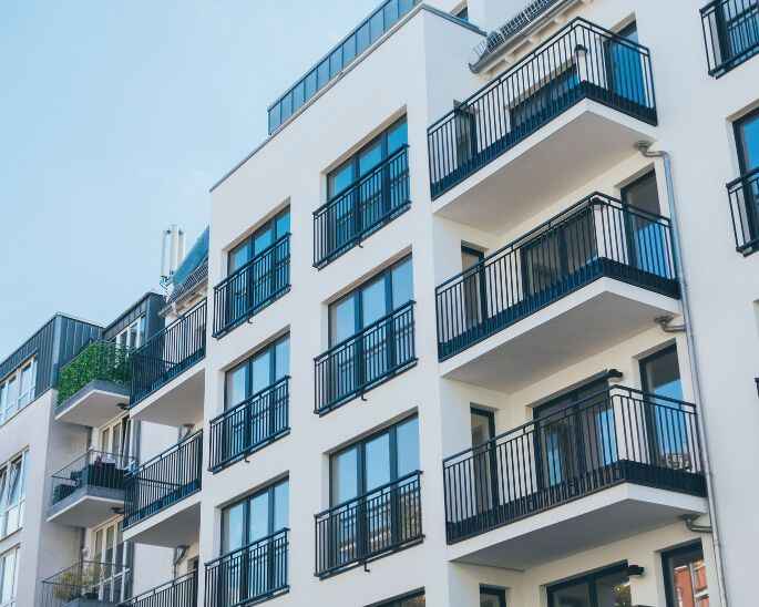 Modern Orlando apartment building with balconies—used to illustrate apartment move-out cleaning near S Kirkman Rd.